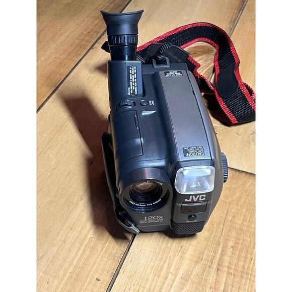 JVC Compact VHS Camcorder GR-AX900 with manual and remote untested. - Picture 2 of 8